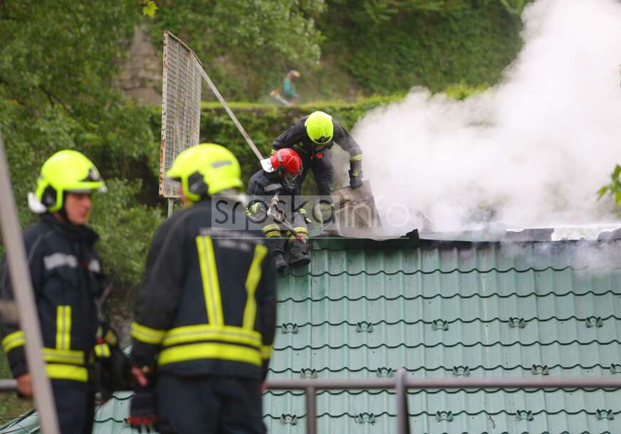 Vatrogasci se bore sa vatrenom stihijom: Požar izbio na krovu restorana "Banjalučki splav" (VIDEO, FOTO)