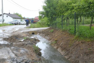 Priječani poplava kanalizacija cesta