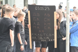 Učenici nose transparente ispred škole
