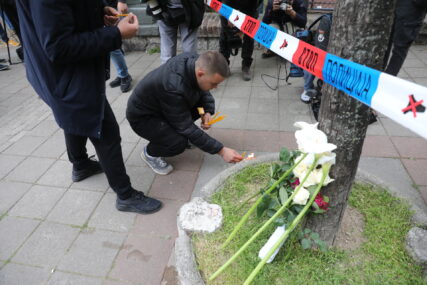 Ljudi plaču, ostavljaju cvijeće i pale svijeće: Potresne scene ispred škole na Vračaru u kojoj je dječak ubio svoje drugove i čuvara (FOTO)