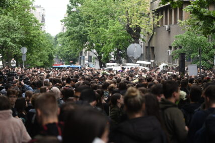 U Beogradu danas postoji samo jedan pravac: Ogromna povorka ljudi se kreće ka Vračaru, školi gdje su pobijeni učenici i radnik obezbjeđenja (FOTO)