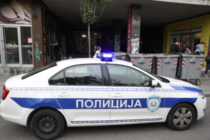 Policija čuva ulaz u zgradu dječaka koji je pucao na đake u Beogradu