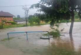 Izlila se rijeka Brezna: Put za Teslić pod vodom, domaćinstva poplavljena, bujica nosi sve pred sobom (FOTO, VIDEO)