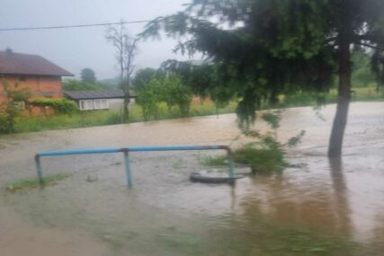 Izlila se rijeka Brezna: Put za Teslić pod vodom, domaćinstva poplavljena, bujica nosi sve pred sobom (FOTO, VIDEO)