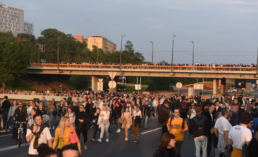 Protestna šetnja dijela opozicije u Beogradu: Istovremeno održan i veliki skup SNS, na kojem je govorio Vučić (VIDEO)