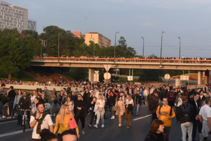 Protestna šetnja dijela opozicije u Beogradu: Istovremeno održan i veliki skup SNS, na kojem je govorio Vučić (VIDEO)