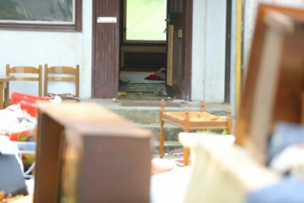 Dok se pred banjalučkim sudovima vodila bitka za KUĆU: Stvari Vukosave i Sanje izbačene na ulicu, ono što im je poručio tužilac NE MOGU ZABORAVITI