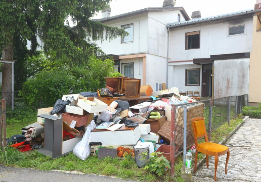 Sanja i Vukosava Popović deložacija