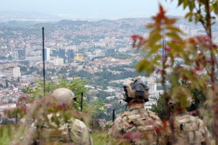 NATO vojnici na brdu iznad Sarajeva