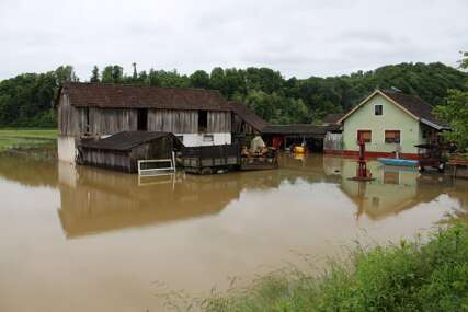 "Sve je uništeno, voda je sve osvojila i svuda ušla" Dubička sela Ševarlije i Johova poplavljena, mještani očajni ulaze u noć (FOTO)