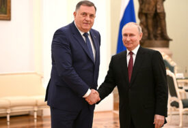 Dodik i Putin se rukuju
