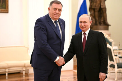 Dodik i Putin se rukuju