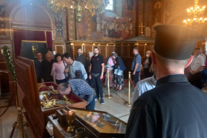 Blagoslov u teškim vremenima: Hiljade vjernika na poklonjenju moštima Svetog vladike Nikolaja (FOTO)
