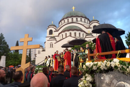 "Crkva je uvijek na strani naroda" Patrijarh Porfirije pozvao okupljene na litiji da ne dozvole da se zajednička nesreća zloupotrebljava