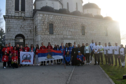 PUT DUG 230 KILOMETARA Hodočasnici sa Sokoca krenuli ka manastiru Ostrog (FOTO)