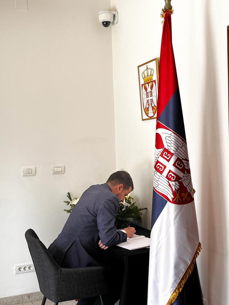 Jakov Milatović se upisao u knjigu žalosti u ambasadi Srbije povodom tragedije