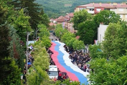 Prelijepa slika sa sjevera Kosova: Srbi u Zvečanu razvili zastavu Srbije dugu preko 250 metara (VIDEO, FOTO)