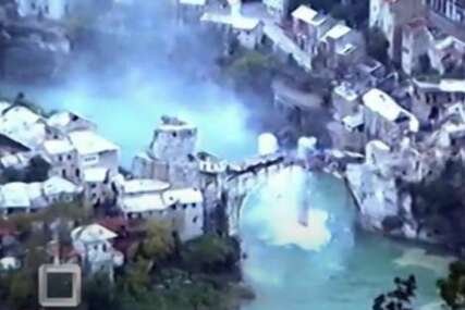 Snimljen s položaja HVO: Objavljeni dosad neviđeni snimci rušenja Starog mosta u Mostaru (VIDEO)