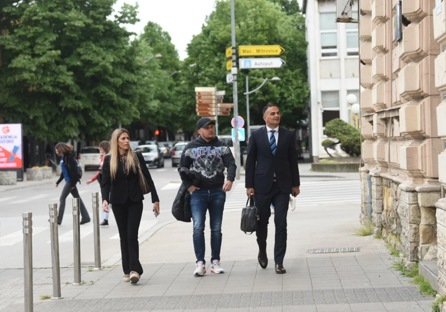 Stefan Karić stiže u policijsku stanicu