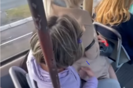 Svađa u tramvaju: Djevojka i starija gospođa imale okršaj oko sjedišta (VIDEO)