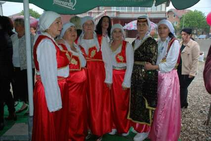 Kad ženske ruke vezu mostove mira: Žene iz Janje kod Bijeljine proslavile jubilej i useljenje u novi dom (FOTO)