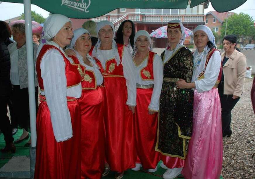 Kad ženske ruke vezu mostove mira: Žene iz Janje kod Bijeljine proslavile jubilej i useljenje u novi dom (FOTO)