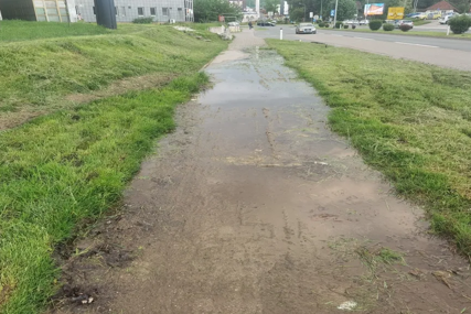 Poplavljena pješačka staza u ulici Ante Jakića