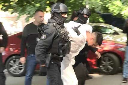 Bijeli, zaštitni kombinezon, a na nogama čarape: Uroš Blažić doveden u policijsku stanicu (VIDEO)
