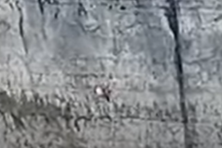 Drama na Veležu: Žena visi na stijenama, spasioci je pokušavaju izvući (VIDEO)