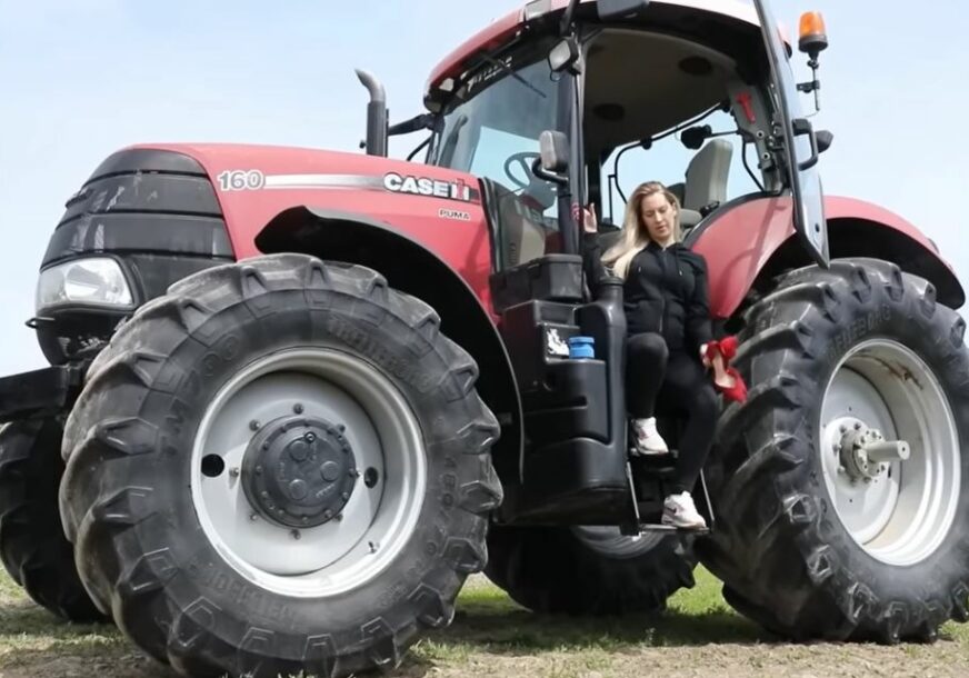 Djevojka pored traktora