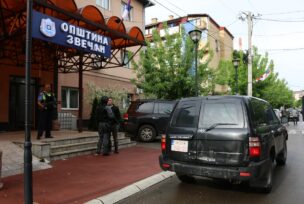 kosovska policija pred zgradom opštine Zvečan