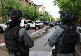 Raspoređen veliki broj pripadnika Kfora: Zaposleni probili kordon ispred opštine Zvečan, policija tzv. Kosova upotrijebila suzavac