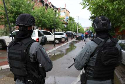 "Građani uznemireni" U Zvečanu večeras pojačano prisustvo specijalaca policije tzv. Kosova