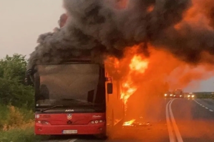 VATRA NA AUTOPUTU Na magistrali izgorio gradski autobus (FOTO)