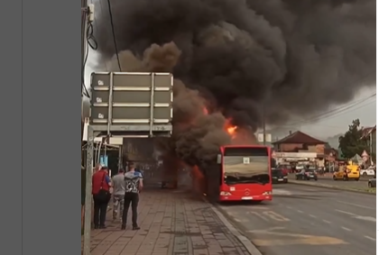 KULJA CRNI DIM Zapalio se gradski autobus, vatrogasci su na terenu (VIDEO)