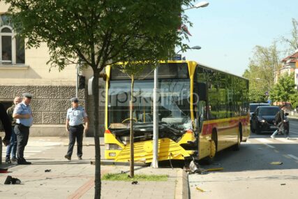 Haos u centru Banjaluke: Sudar gradskog autobusa i automobila (FOTO)