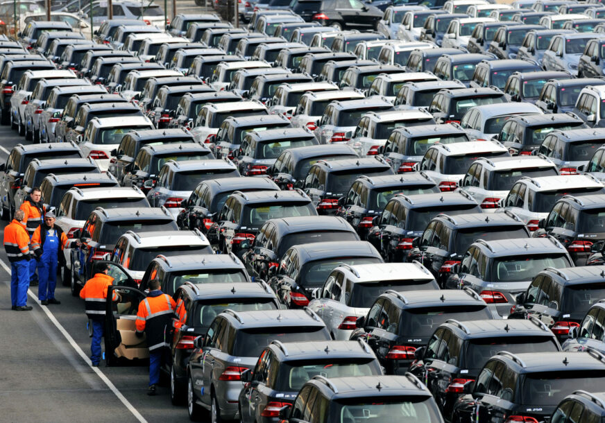 Automobili na parkingu