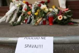 Cvijeće na mjestu pogibije Azre Spahić