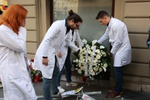 Cvijeće na mjestu pogibije Azre Spahić