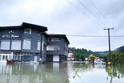 Od kopna odsječeno 350 kuća: Bosanska Krupa se bori sa nezapamćenim poplavama (FOTO)
