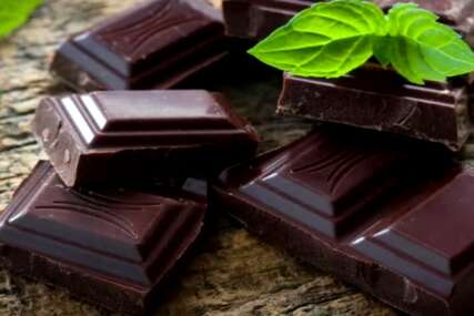 Odličan izbor za zdravlje srca: Pet razloga zašto trebamo da jedemo kocku crne čokolade svaki dani