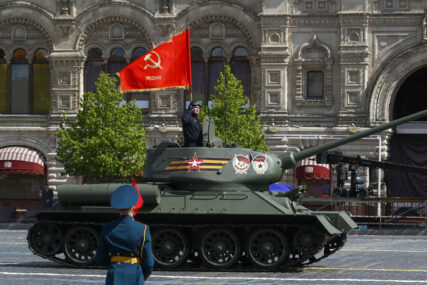 Tenk u vojnoj paradi u Moskvi