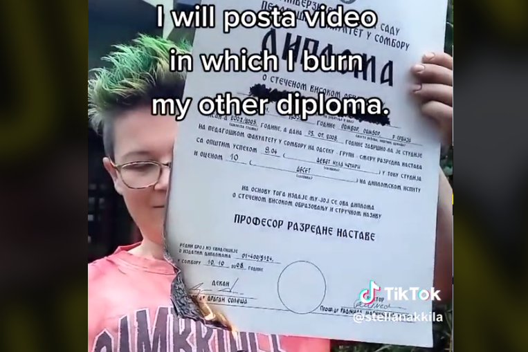 Učiteljica zapalila svoju diplomu