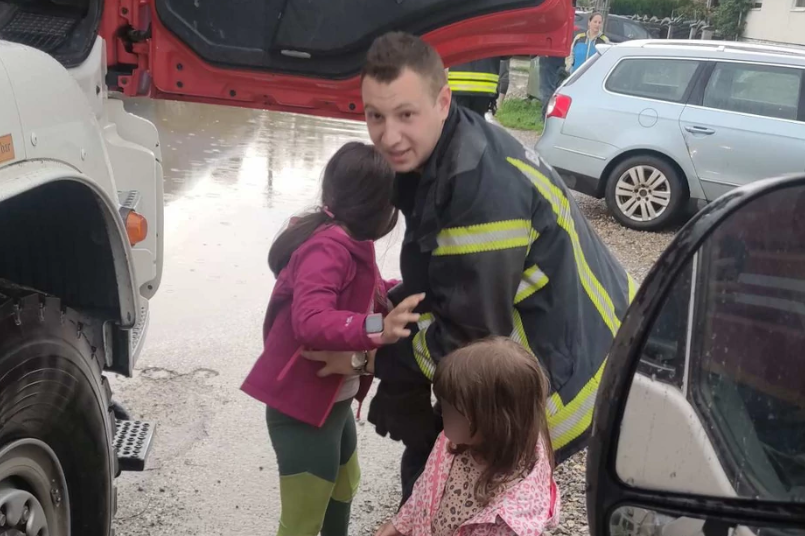 Jako nevrijeme pogodilo Srbiju: Vatrogasci DJECU IZNOSILI preko nabujale vode (VIDEO)