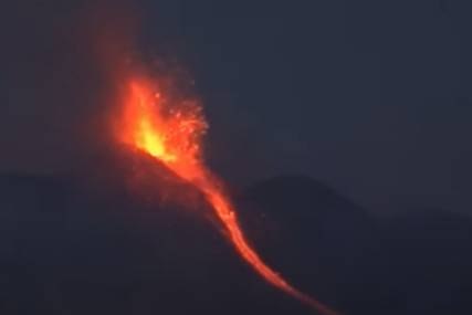 ORIGINALNA PROSIDBA Momak je djevojku vjerio na ivici aktivnog vulkana, erupciju gledali cijelu noć (FOTO)