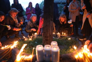 Paljenje svijeći ispred škole gdje je ubijeno 8 djece