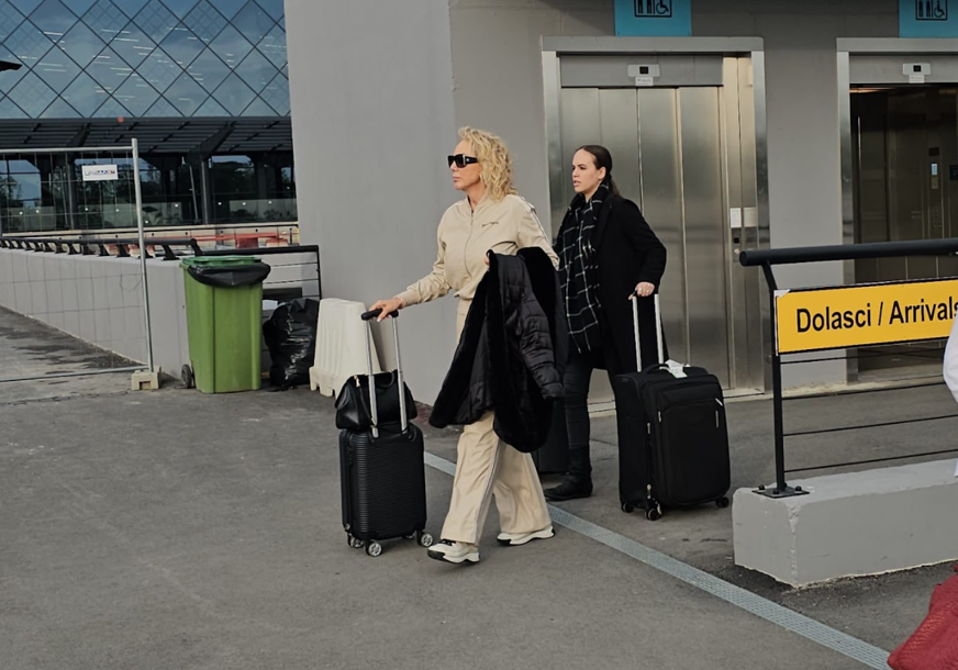 Lepa Brena na aerodromu