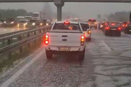 PADAO GRAD VELIČINE LJEŠNIKA Kolaps na auto-putu zbog olujnog nevremena (VIDEO)