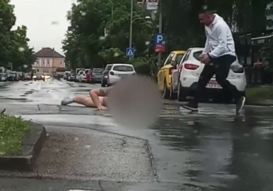 Goli muškarac "pliva" na ulici