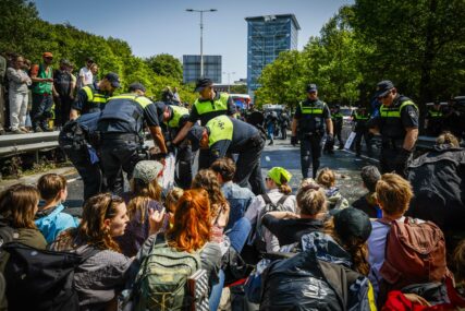 HAOS NA EKOLOŠKOM PROTESTU Privedeno više od 1.500 aktivista zbog blokiranja auto-puta (VIDEO)